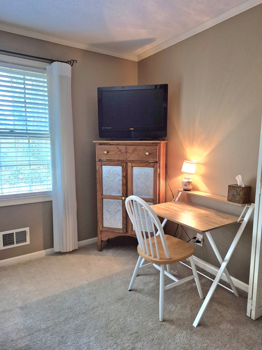 Desk, TV