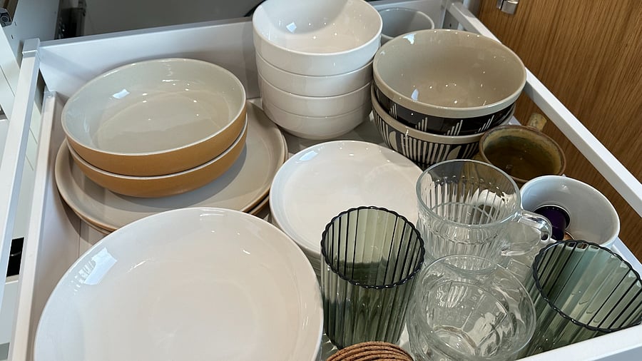Pasta bowl/dinner plate set (2), dinner plates (4), cereal bowls (4), salad plates (4), ramen bowls (2), mugs & cups