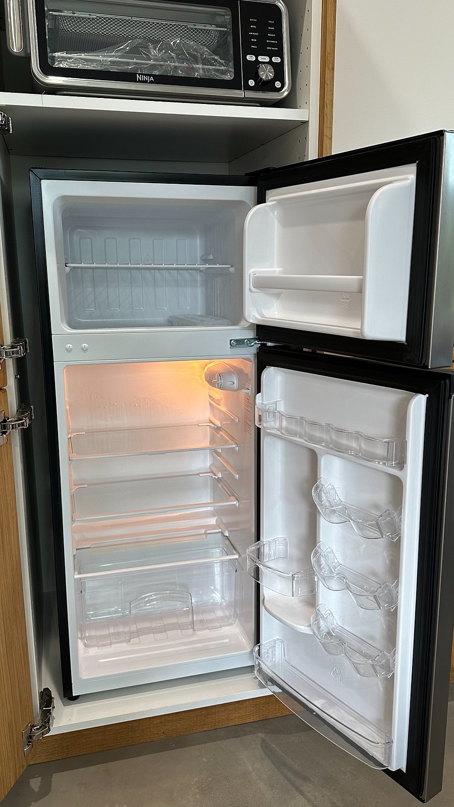 Compact refrigerator