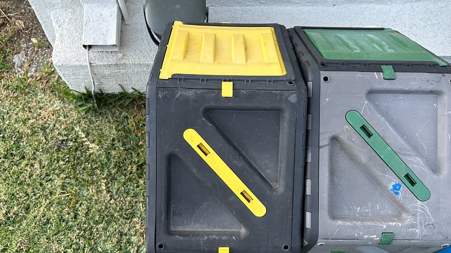 Compost bin, can also compost through city trash