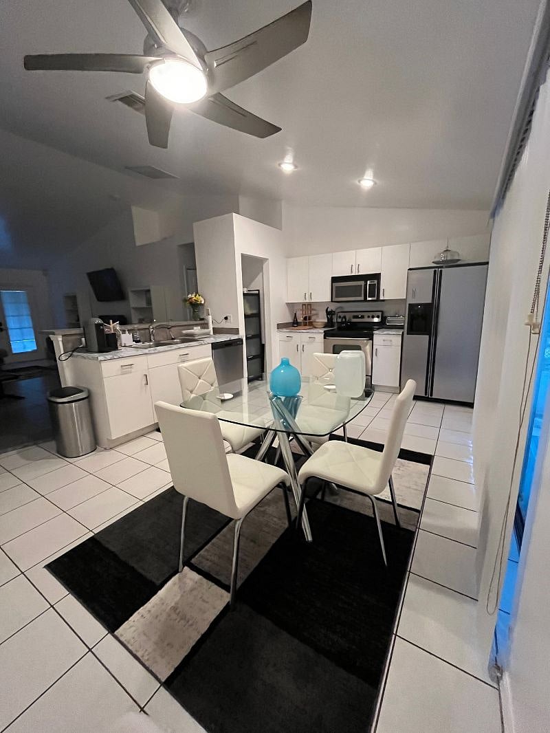 Eat-in Kitchen with Breakfast bar that seats 3.