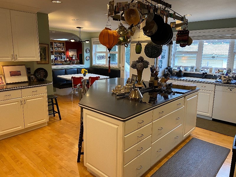 Large island with seating and built in cooktop.