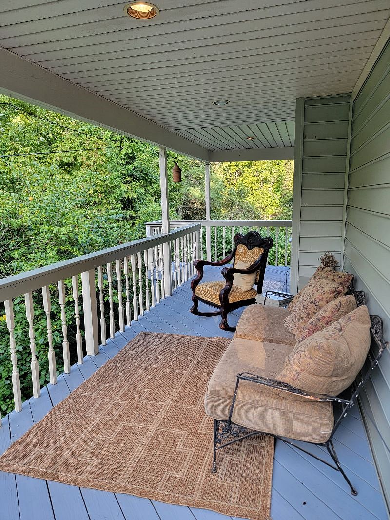 Unit 2: private balcony with private entrance
