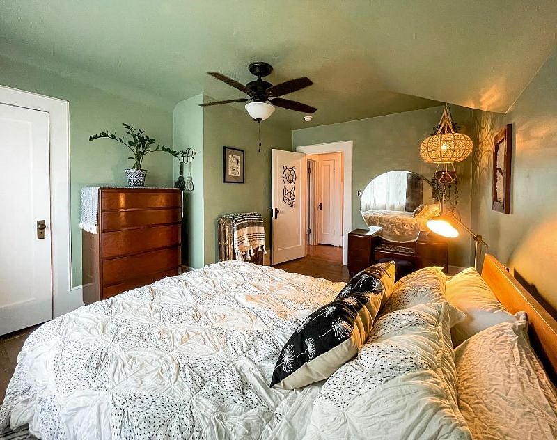 Queen bedroom upstairs