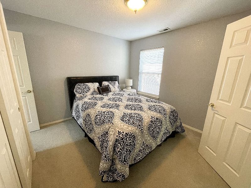 Secondary bedroom.