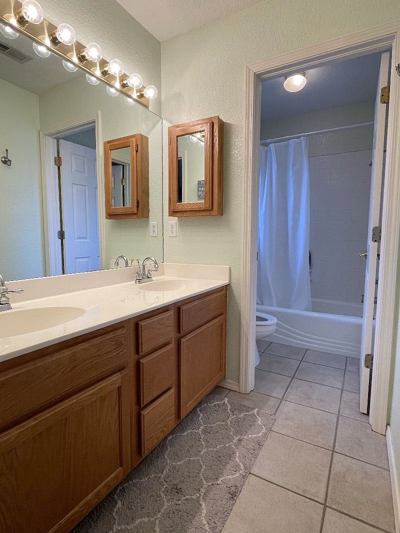 Secondary jack-and-jill bath.