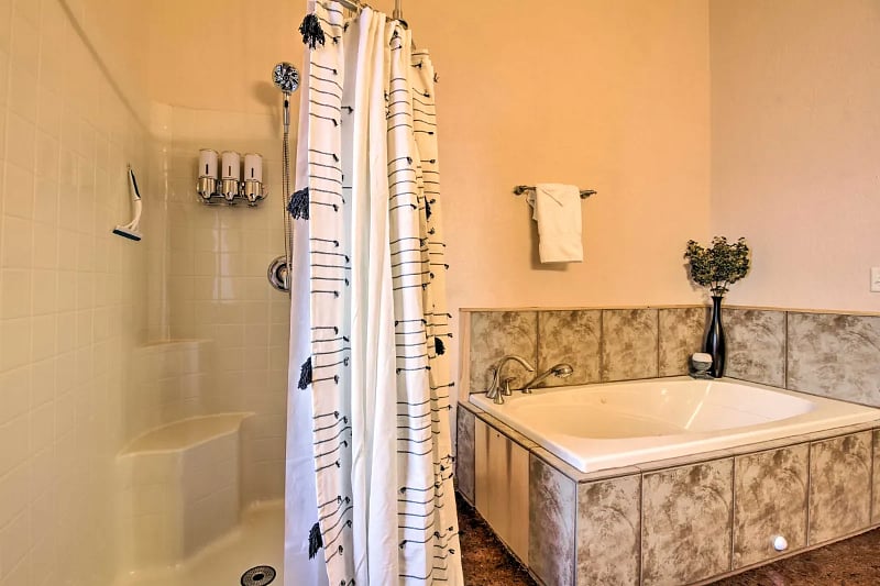 Main ensuite with jetted tub