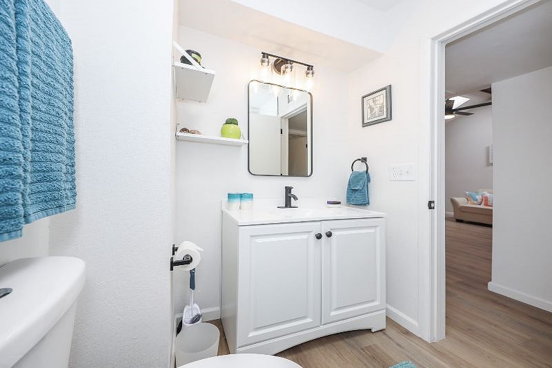 Hallway bathroom with bathtub/shower