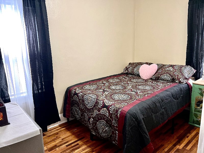Upstairs cozy BR w/ queen bed