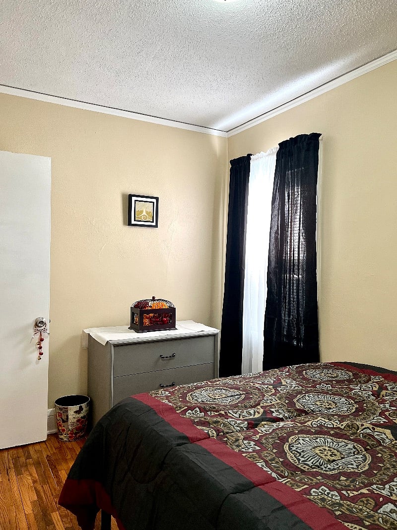 Upstairs cozy BR w/ queen bed