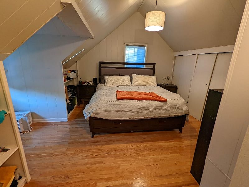 2nd Floor Master Bedroom w/ King Bed