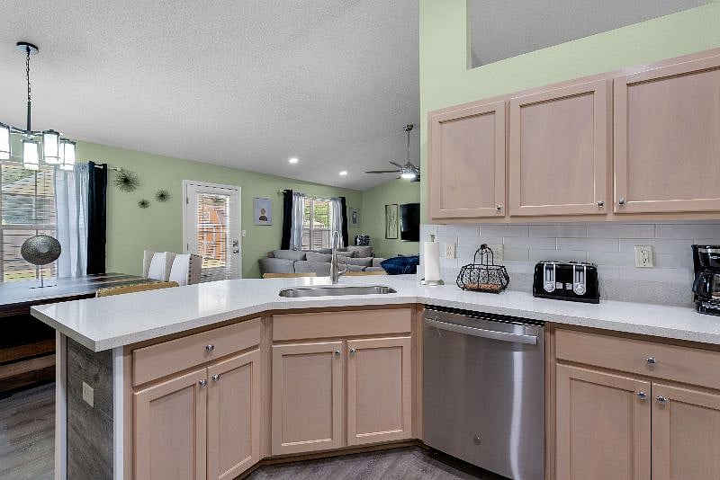 Furnished Finder property 596282_1 photo 12