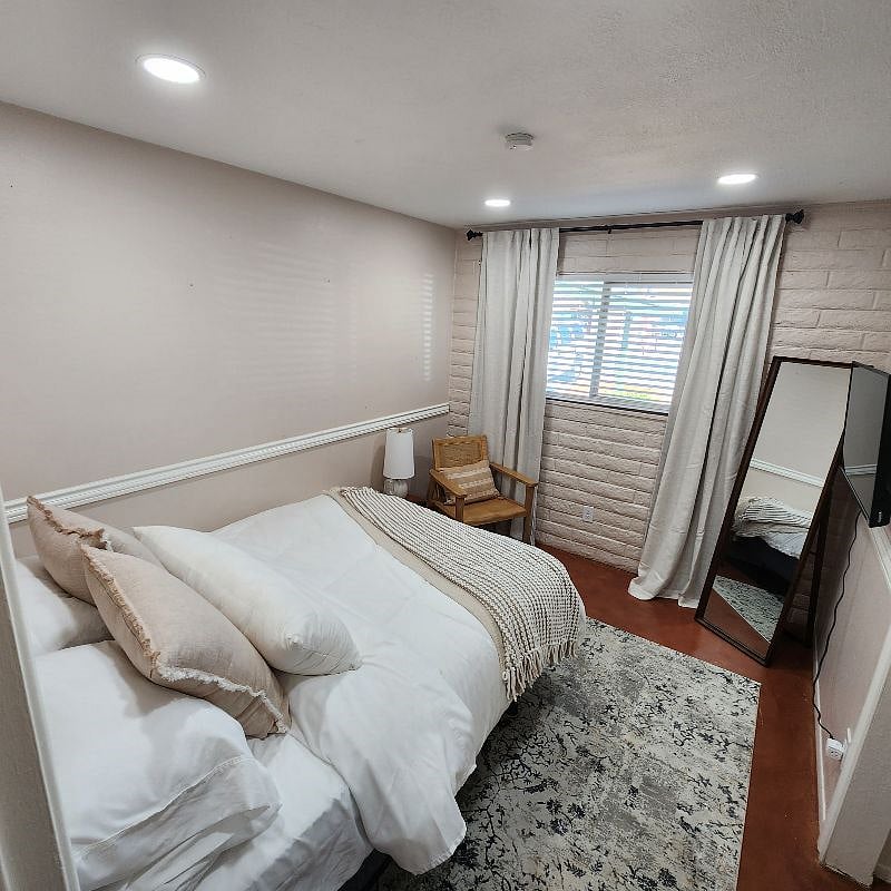 Bedroom 3 - New Smart TV - Full size mirror - Seating area