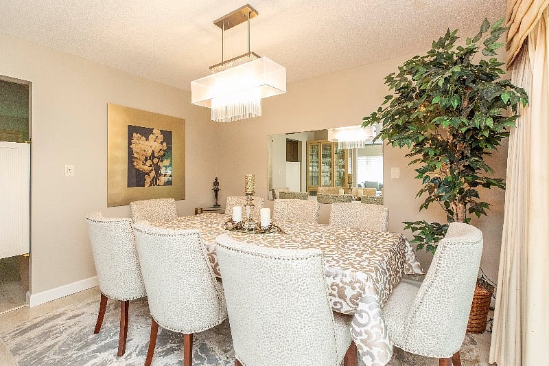Dining rooom.