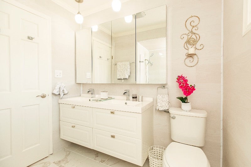 Pristine new private bath w/ tub & shower, accompanies bedrm 2 & 3. New towels. Perfect.