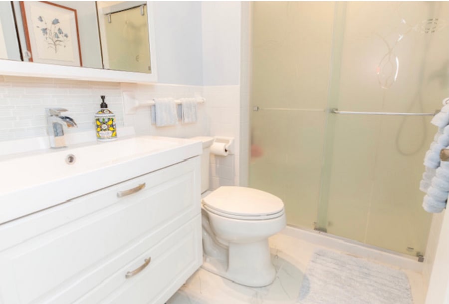 Primary bedroom En-suite bath.