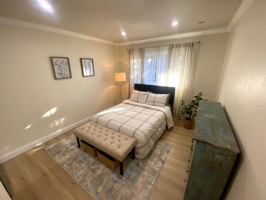 Located in the vibrant NoHo Arts Districtclose to dining, theaters, and shopping.