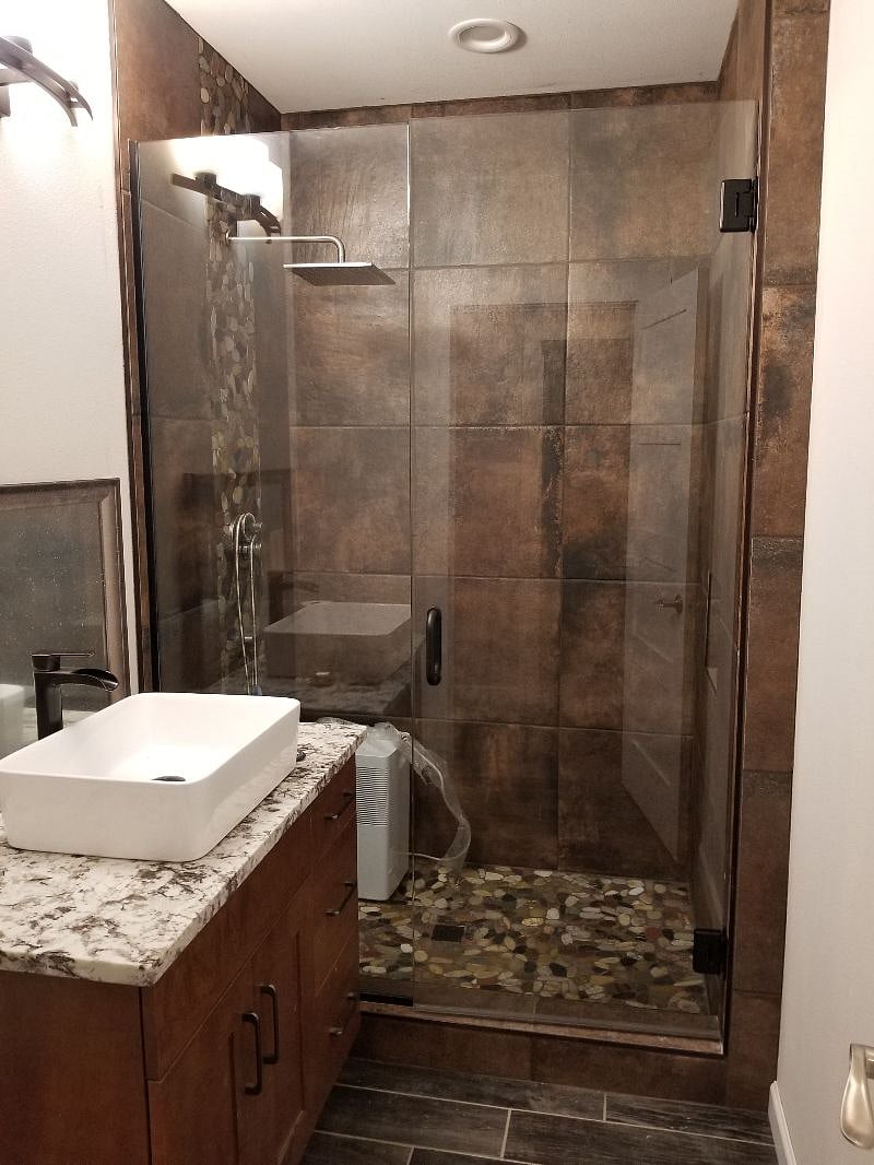 2nd Bathroom/Shower