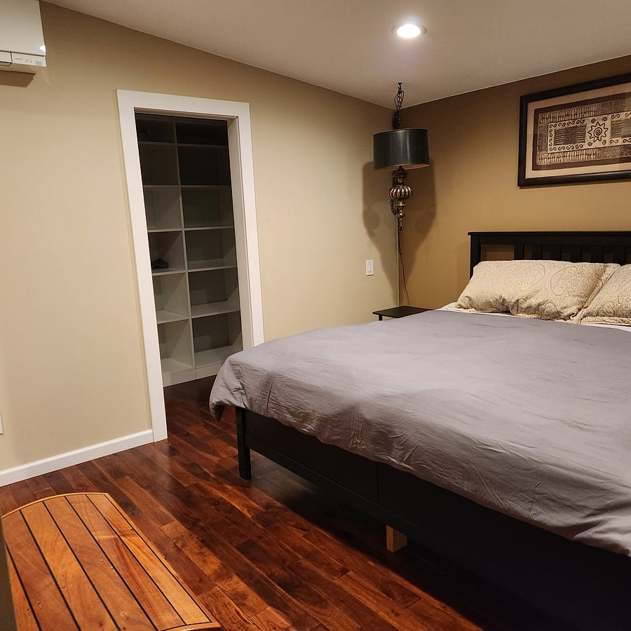 Master King Bed - Closet entry