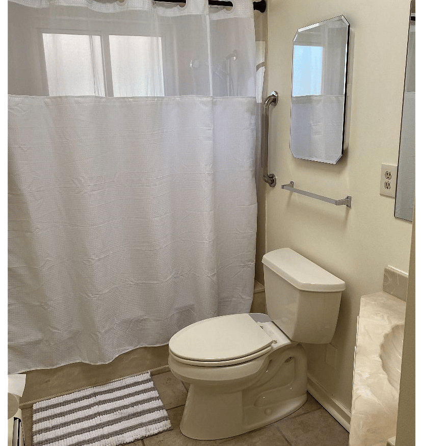 Bathroom with shower/tub