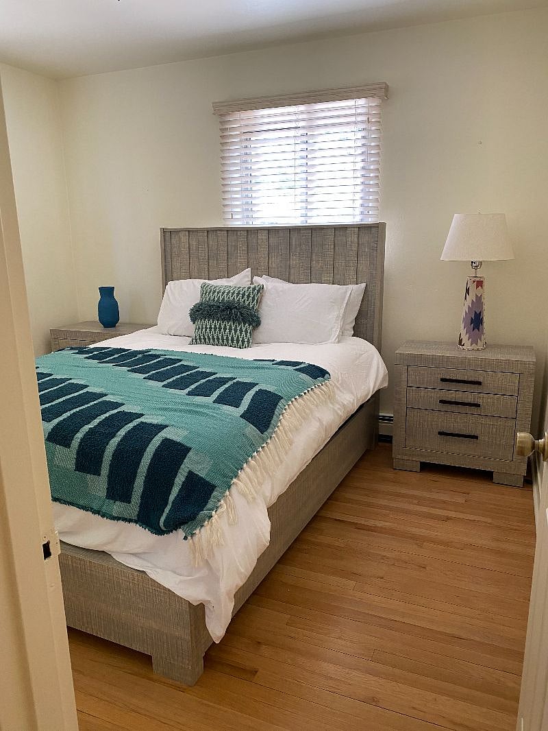 bedroom with queen bed