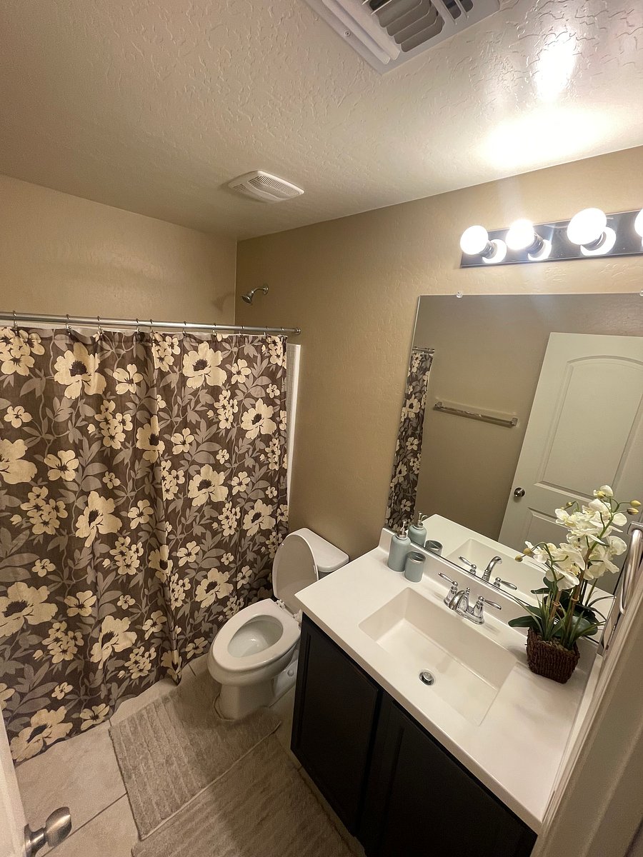 Entry full bathroom