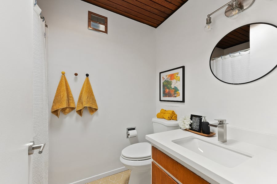 2nd Bathroom with Full size tub 