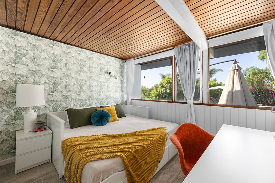 Bedroom 2 with Kingsize daybed, Desk and large Closet