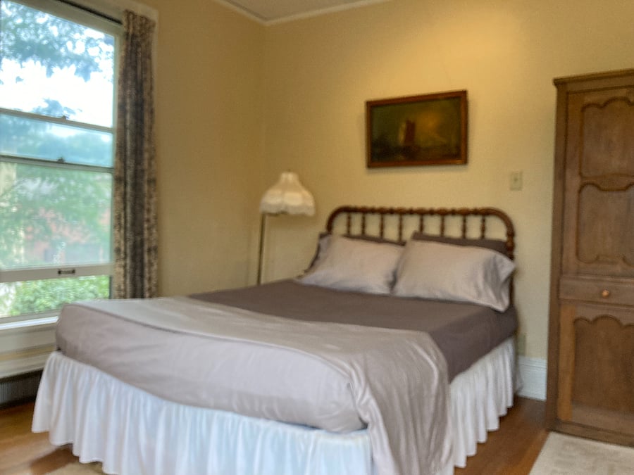East Park View Suite,
Queen bed