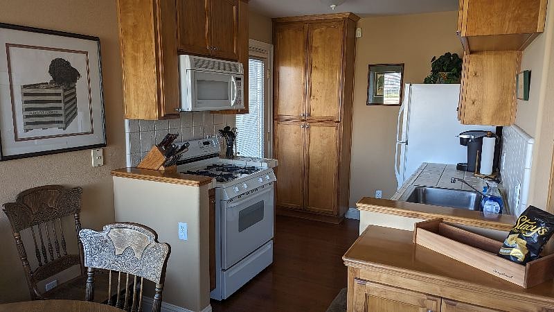 Furnished Finder property 597000_1 photo 6