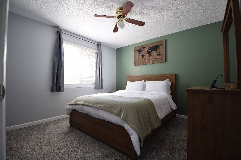 Bedroom 1 Queen- All new sheets/comforter