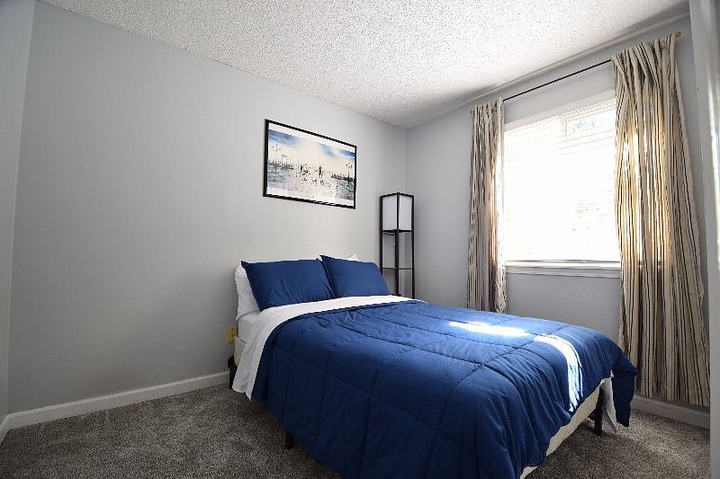 Bedroom 2 Full- All new sheets/comforter!