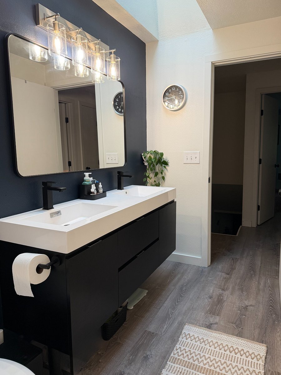 Upstairs full-luxury bathroom