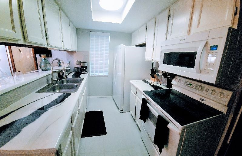 Low-maintenance, well-stocked kitchen. Full refrigerator, dishwasher, garbage disposal, microwave, and oven. 3 coffee options - coffee maker, french press, and a Keurig. Blender, pressure cooker, and other appliances available.