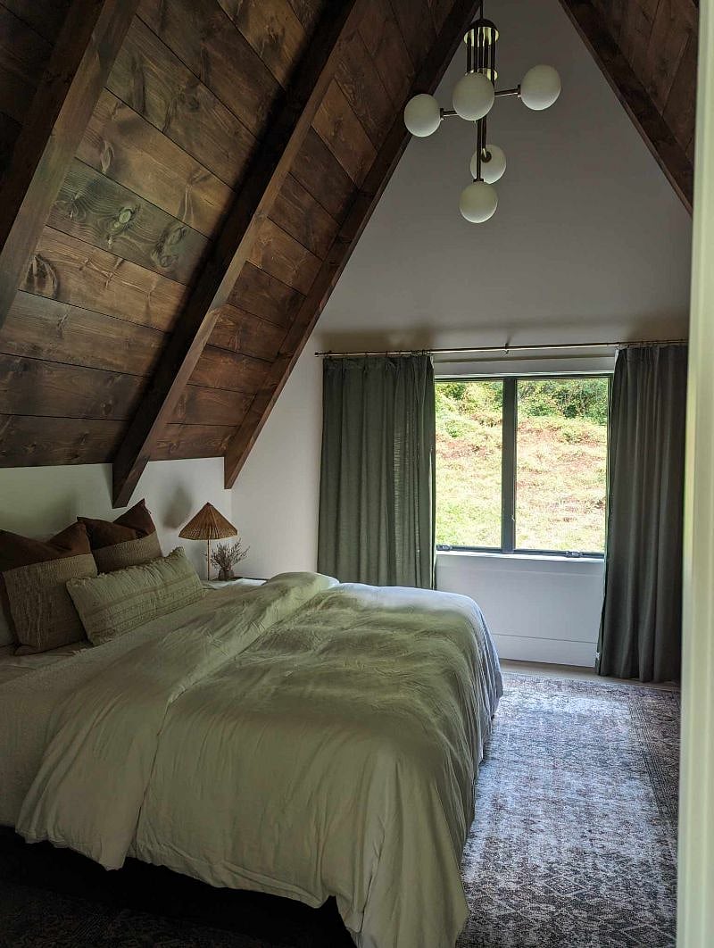 Upstairs loft bedroom with King sized bed