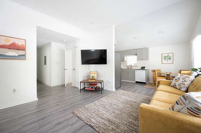 Furnished Finder property 597662_1 photo 3