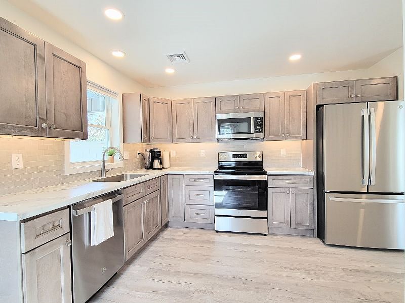 Beautiful, clean fully equipped kitchen with under cabinet lighting