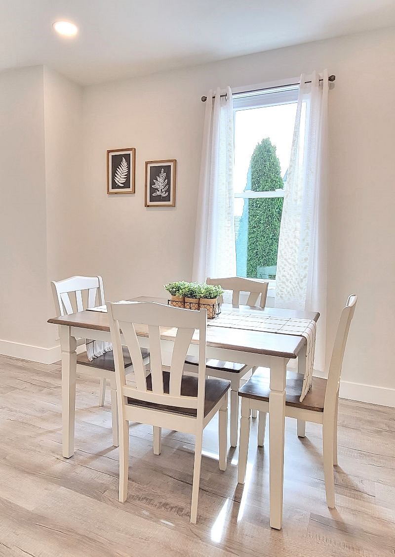 Dining table to seat four. Dimmable lighting. 