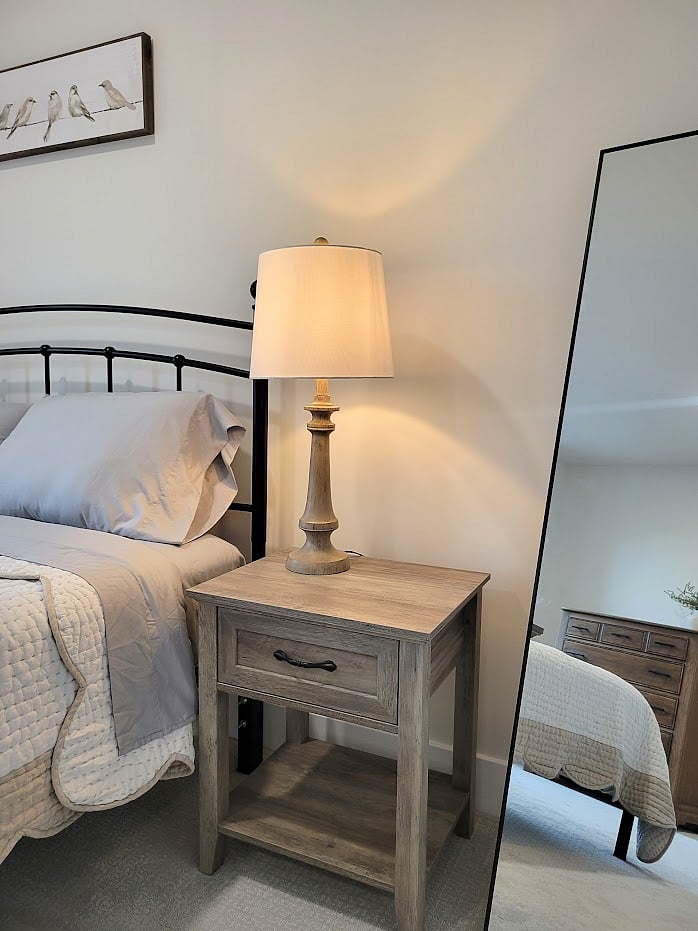 Bedroom 2 - Nightstands and lamps