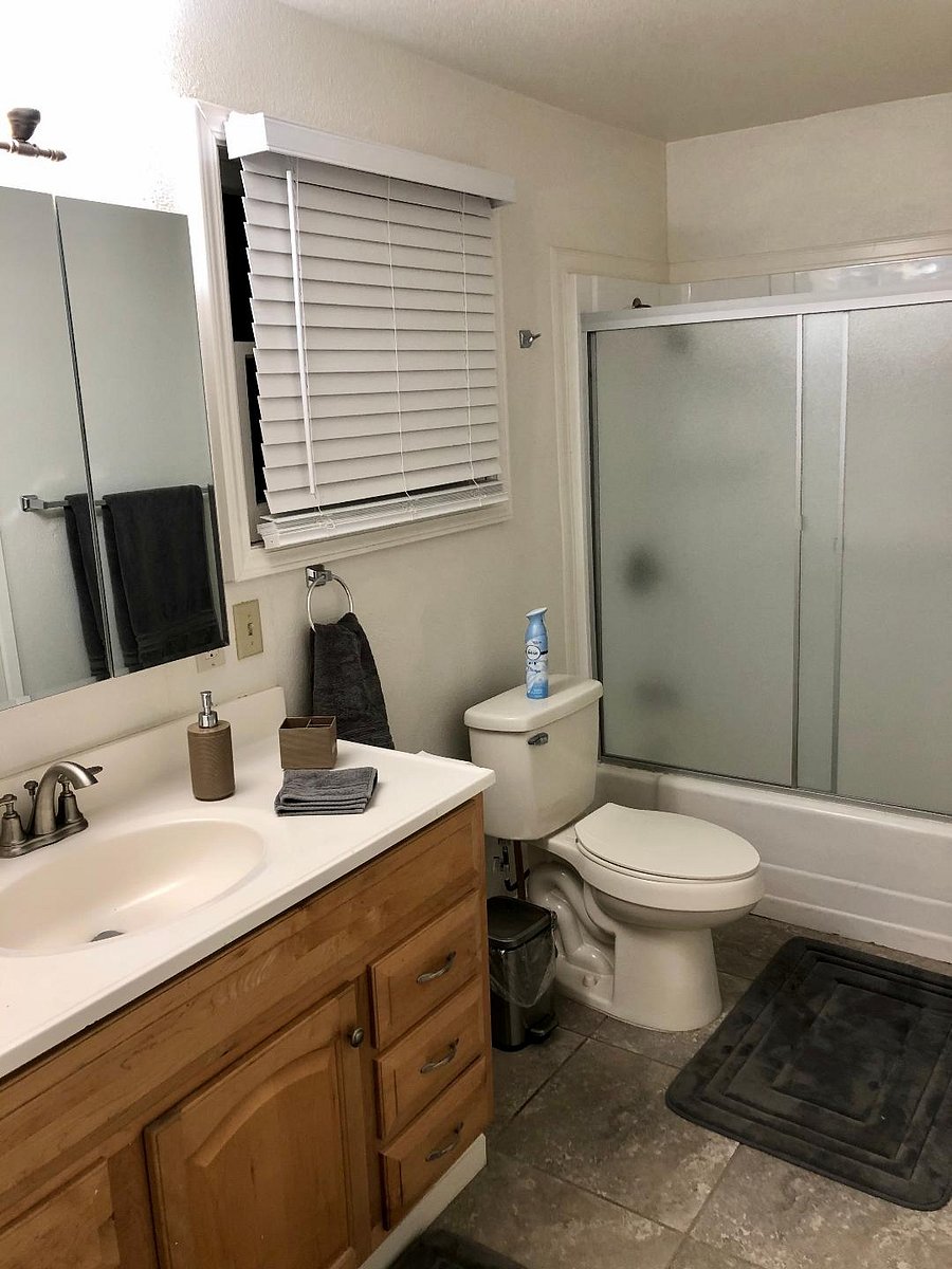 Bathroom with Bathtub/ shower