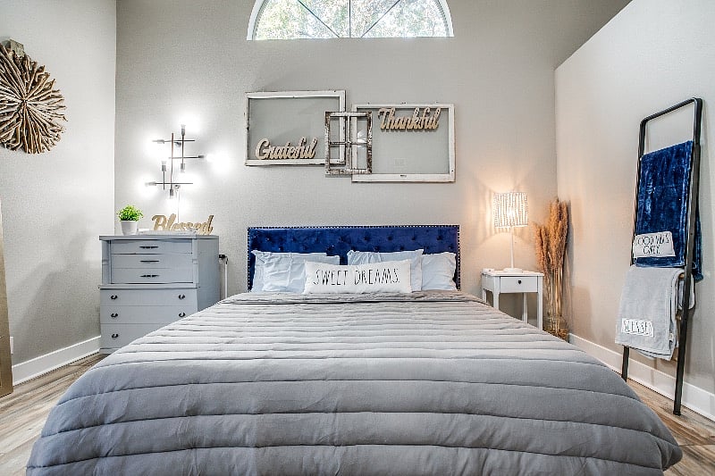 King size bed with Tempur-Pedicure Luxe Adapt