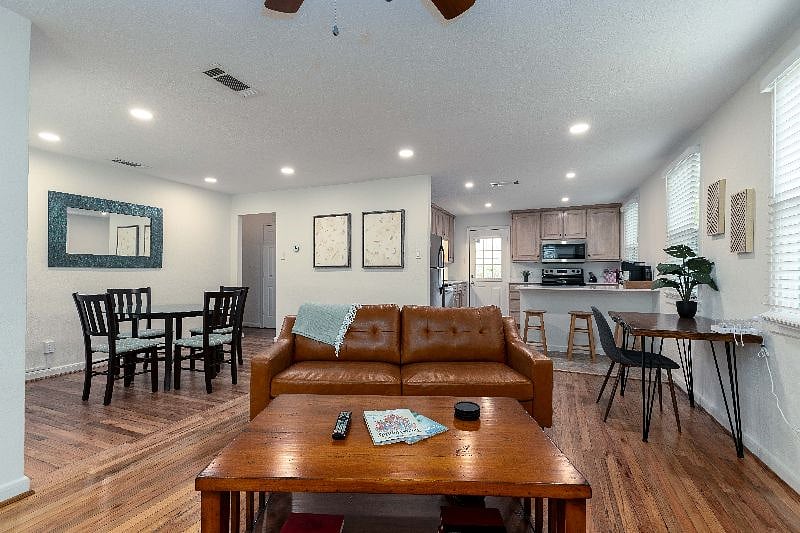 Furnished Finder property 597855_1 photo 3