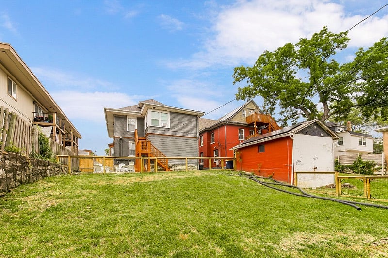 The fenced yard is accessible to all pets that might be staying in the house.It's up to guests if dogs are allowed to make friends, or take turns in the yard. 