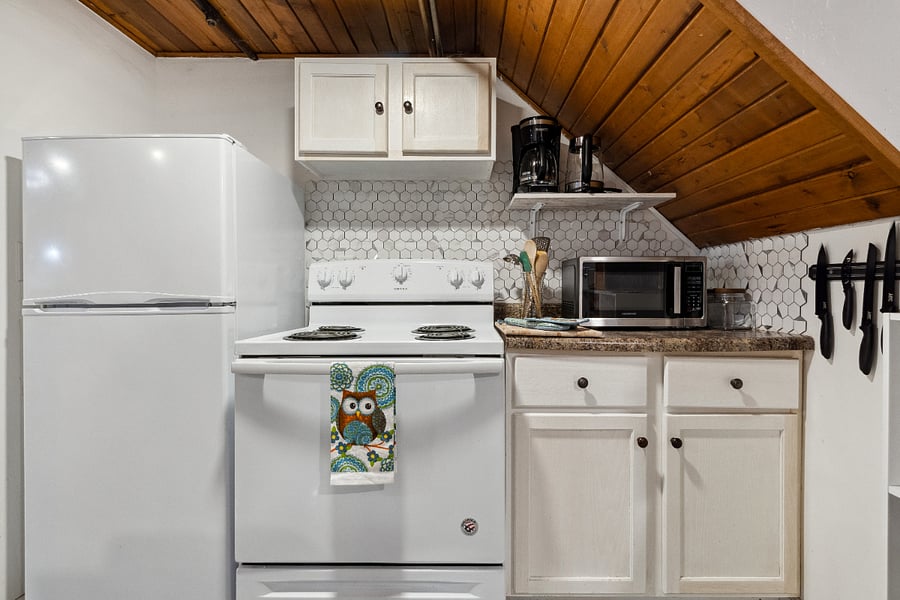 Fresh, clean, fully equipt kitchen