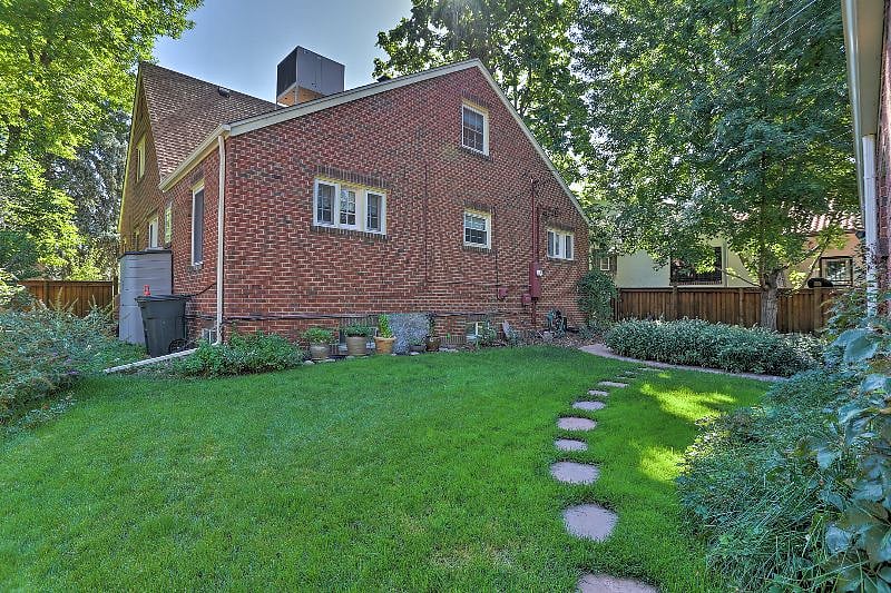 Gorgeous fenced yard