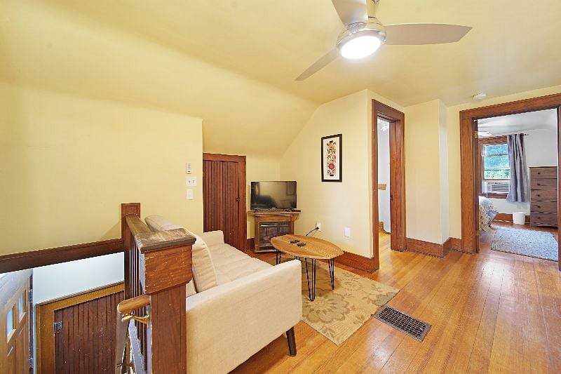 Upstairs sitting room/2nd living room