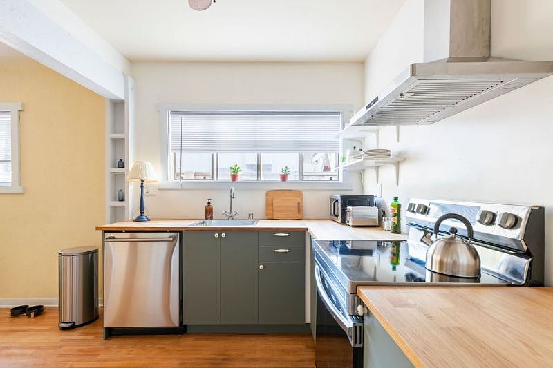 Fully-equipped kitchen with all basic cookware