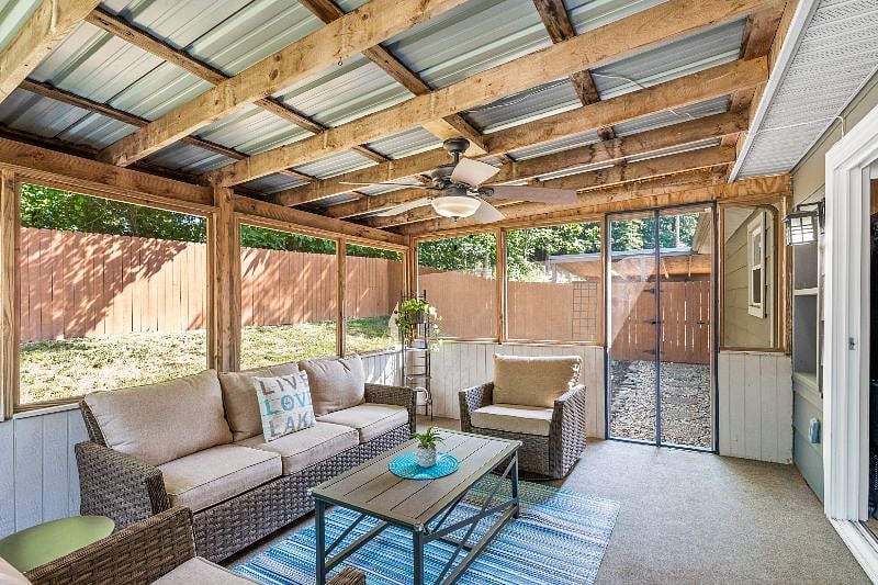 Wonderful fully screened back patio