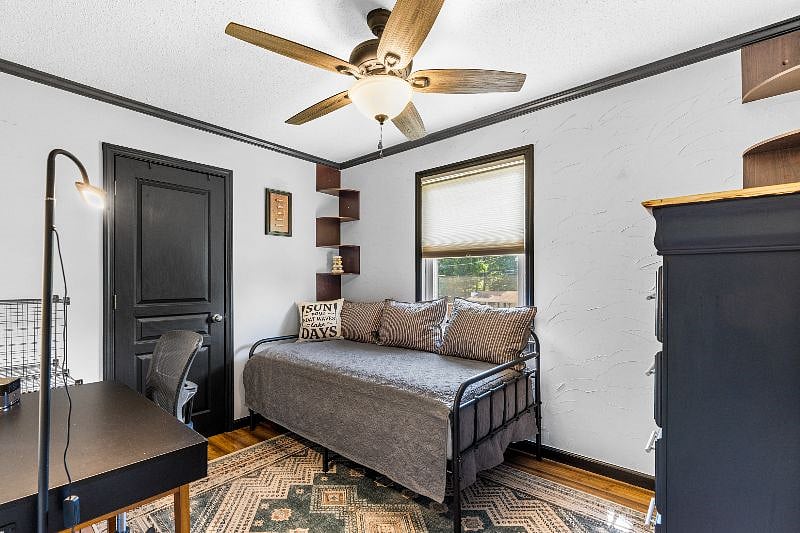 Twin bedroom - office space