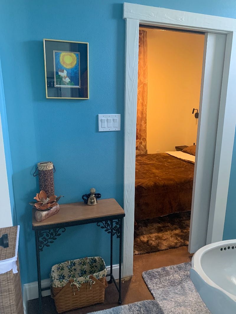 bathroom access to bedroom